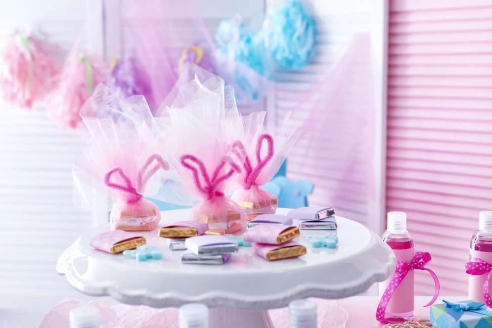 Decoración de baby shower con cajitas de Ricoquitos decoradas como recuerdos para invitados