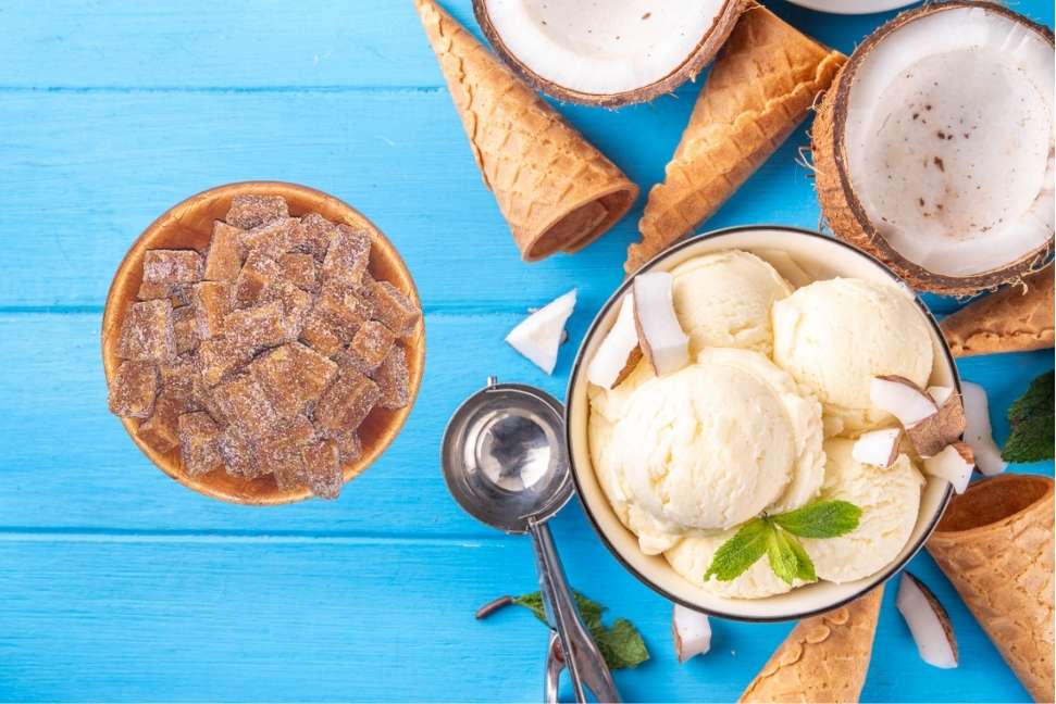 Helado gourmet con coquitos Ricoquitos picados como topping decorativo y delicioso