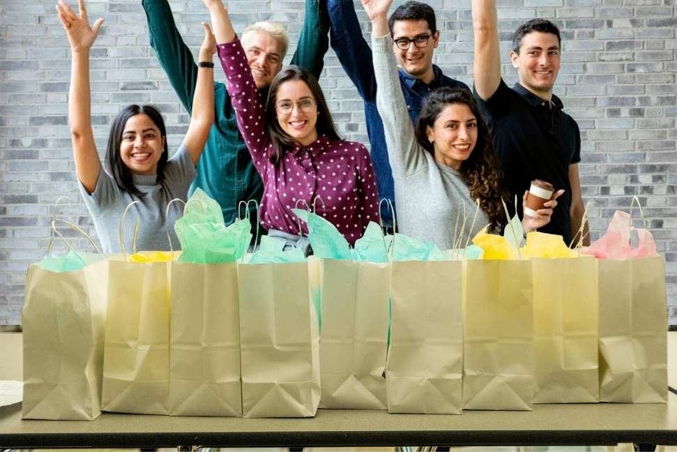 Caja de regalo corporativo con productos locales de Coahuila incluyendo Ricoquitos