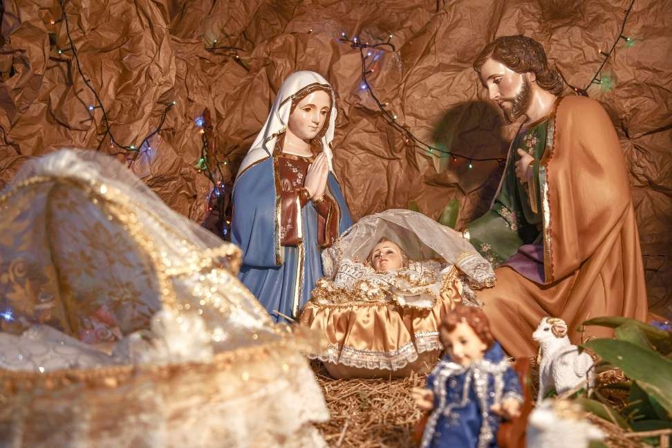 Levantada del Niño Dios con dulces Ricoquitos y decoración tradicional mexicana