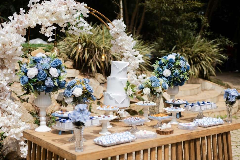 Mesa de dulces para boda con coquitos Ricoquitos y dulces mexicanos tradicionales