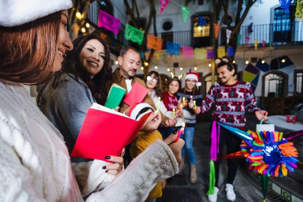 Bolsitas de dulces para posadas navideñas con coquitos Ricoquitos y decoración festiva