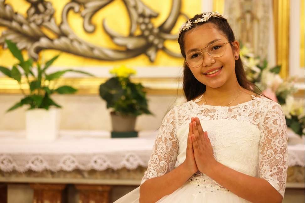 Recuerdos de primera comunión con cajitas decoradas y coquitos Ricoquitos