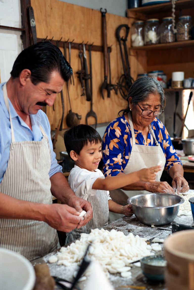 Familia trabajando en taller de Ricoquitos, tradición familiar de tres generaciones elaborando dulce artesanal